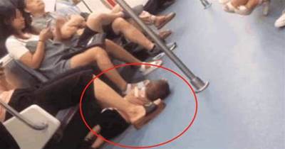 捷運上男孩睡在媽媽腳下，當看到孩子的手，乘客果斷報警
