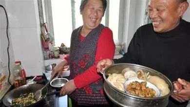 爸媽退休金每月6000，卻哭 窮說沒錢，看到他們的飯菜，讓人很無奈