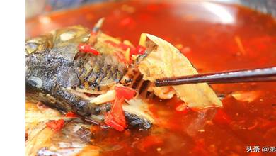 廚師長分享「冷吃鯽魚」的做法，一煮一泡，鮮嫩入味，香辣下飯