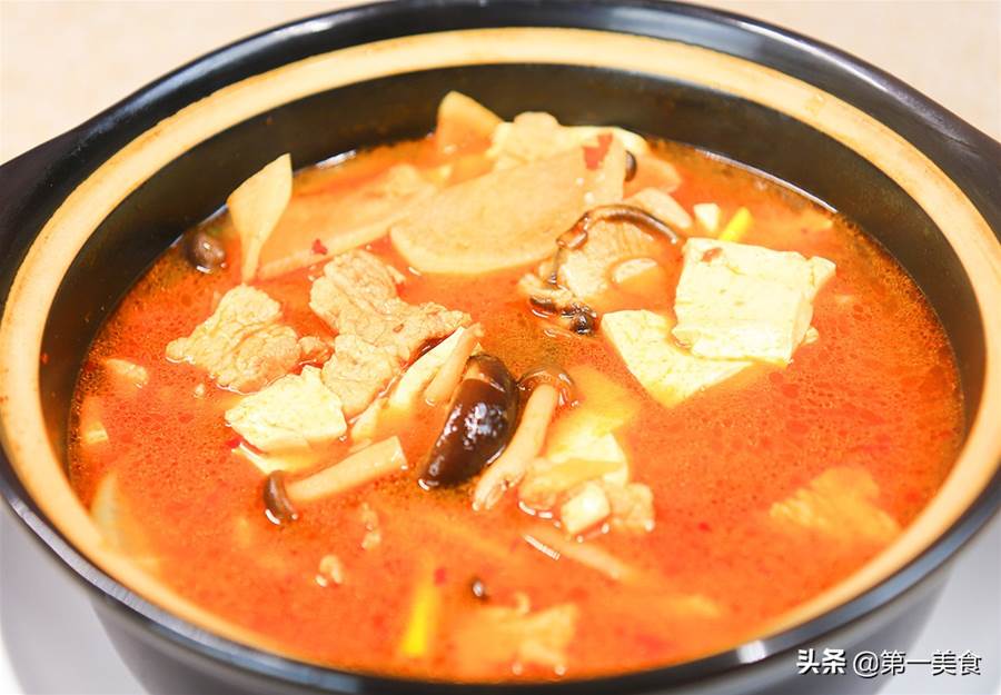 鮮到流口水的菌菇豆腐湯，食材簡單又好喝，十分鐘就能做一大鍋
