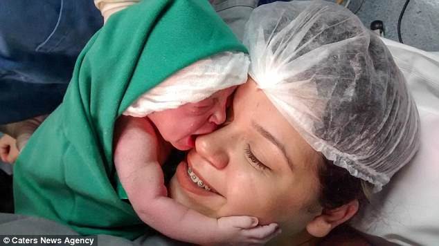 寶寶一出生「緊緊抱住媽媽」讓醫生感動噴淚！3個月後「大眼可愛模樣」萌翻一堆網友！
